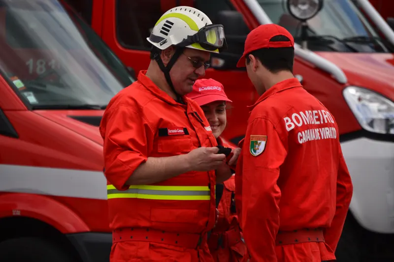 Dois bombeiros de Cabanas de Viriato junto a uma viatura