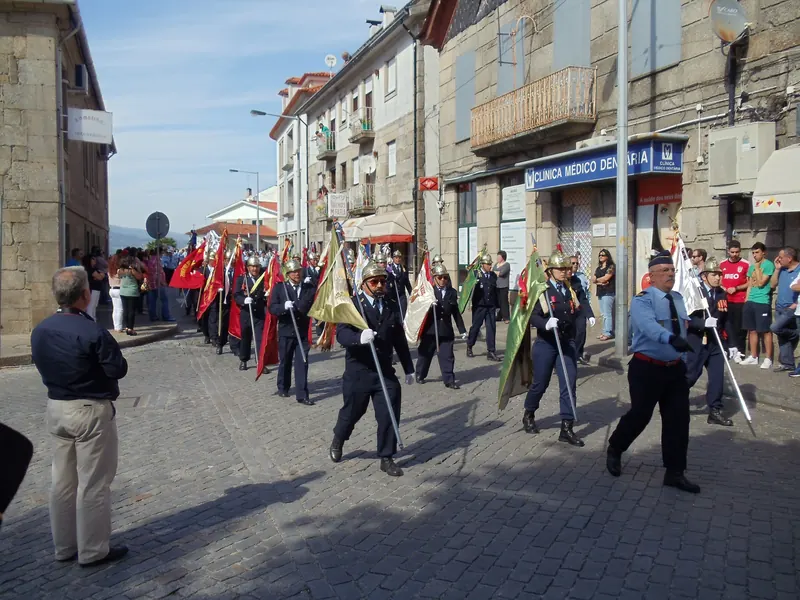 Desfile de bombeiros e estandartes nas ruas de Cabanas de Viriato