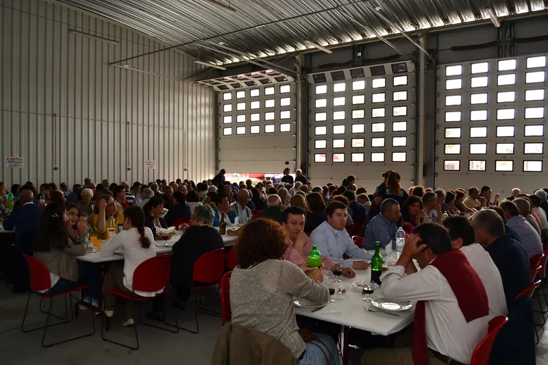 Almoço convívio com muitas pessoas sentadas à mesa no quartel