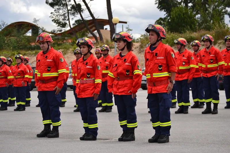 Corpo ativo em formatura, com capacetes, em frente ao quartel