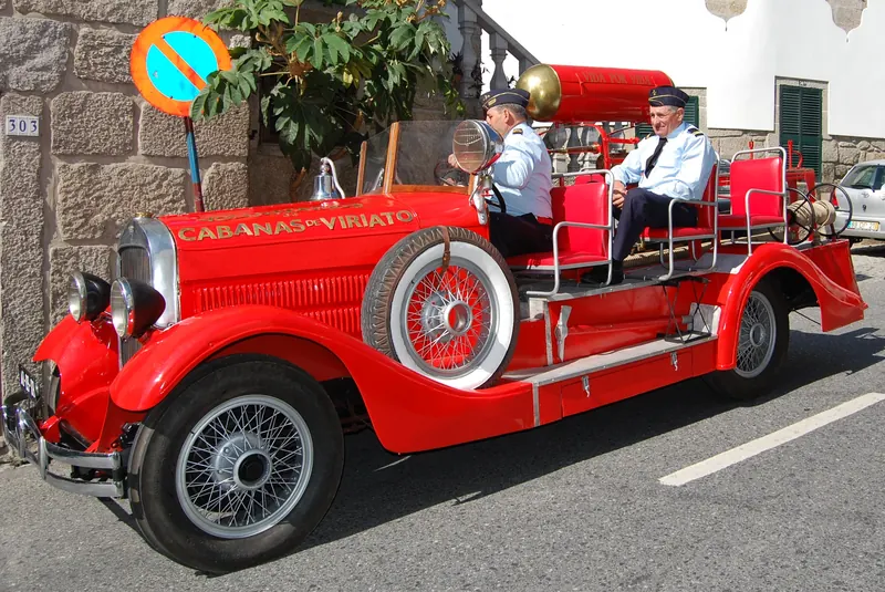 Hudson Super Six vermelho, primeira viatura motorizada dos bombeiros, com bombeiros a bordo