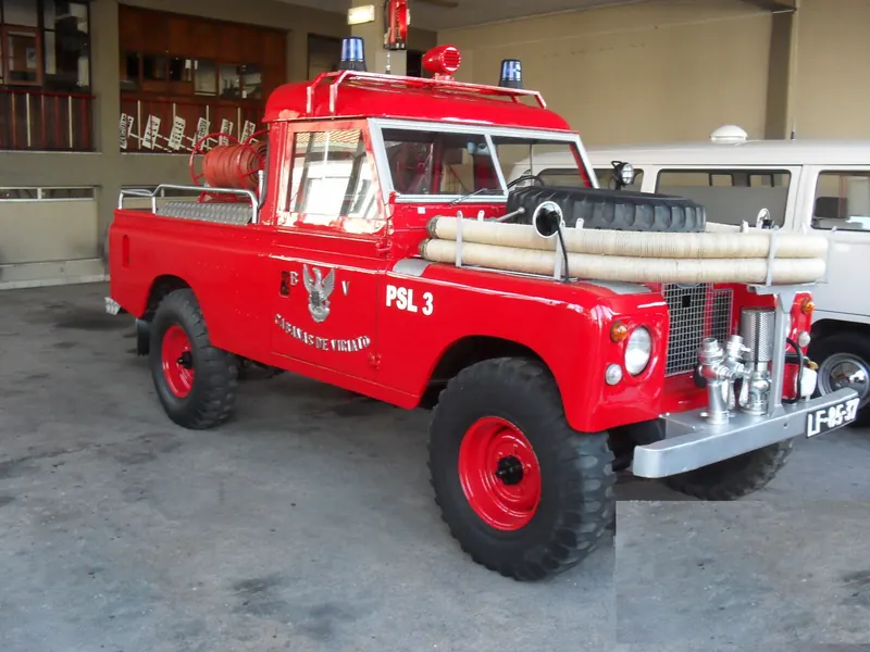 Land Rover 109 vermelho de pronto-socorro, com mangueiras e escada
