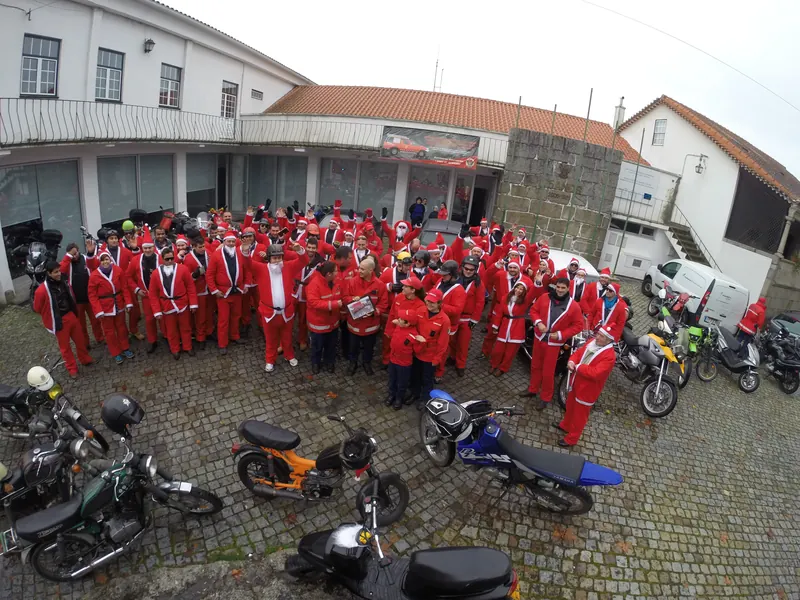 Motards vestidos de Pai Natal reunidos na iniciativa Pai Natal sobre Rodas