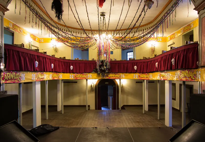 Interior do Teatro de Cabanas, com plateia e balcão decorados para o Carnaval