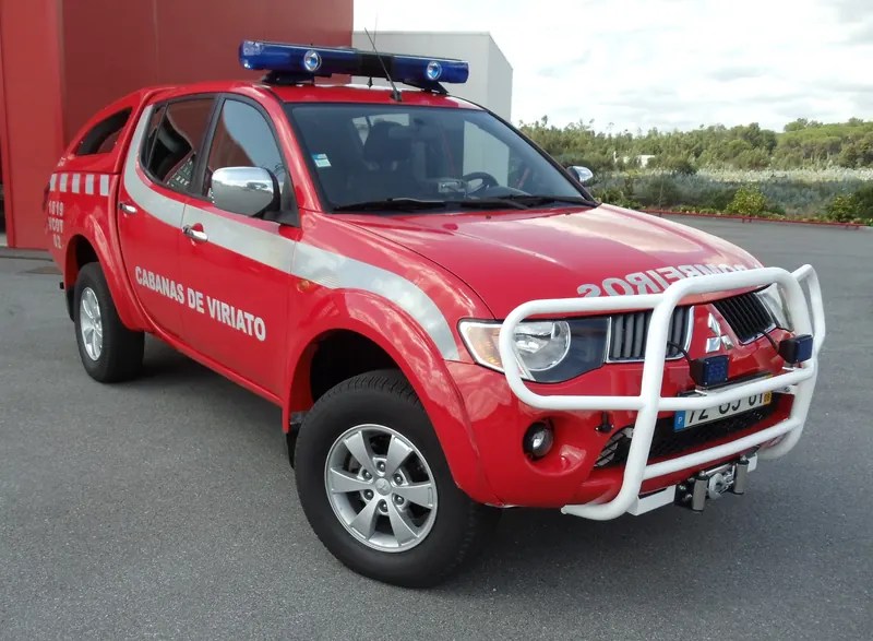 Veículo de comando tático VCOT 02, uma pick-up vermelha