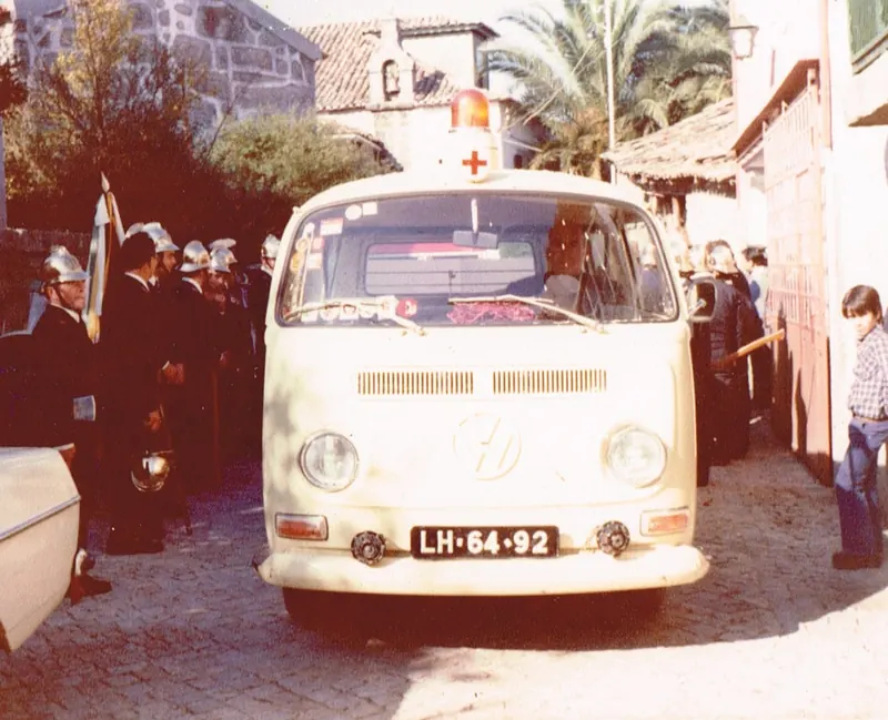 Ambulância Volkswagen antiga, de cor creme, com a matrícula LH-64-92